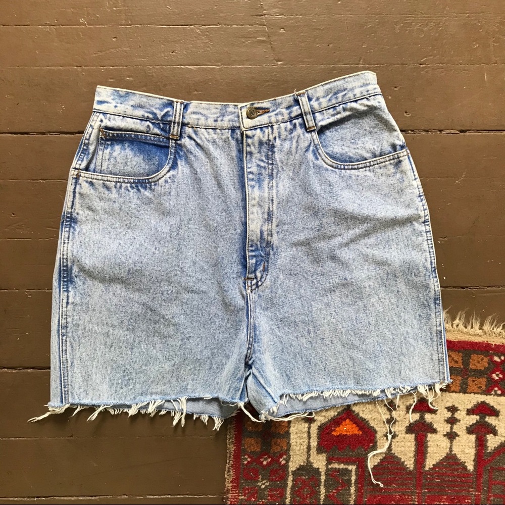Vintage high waisted light wash denim cutoffs